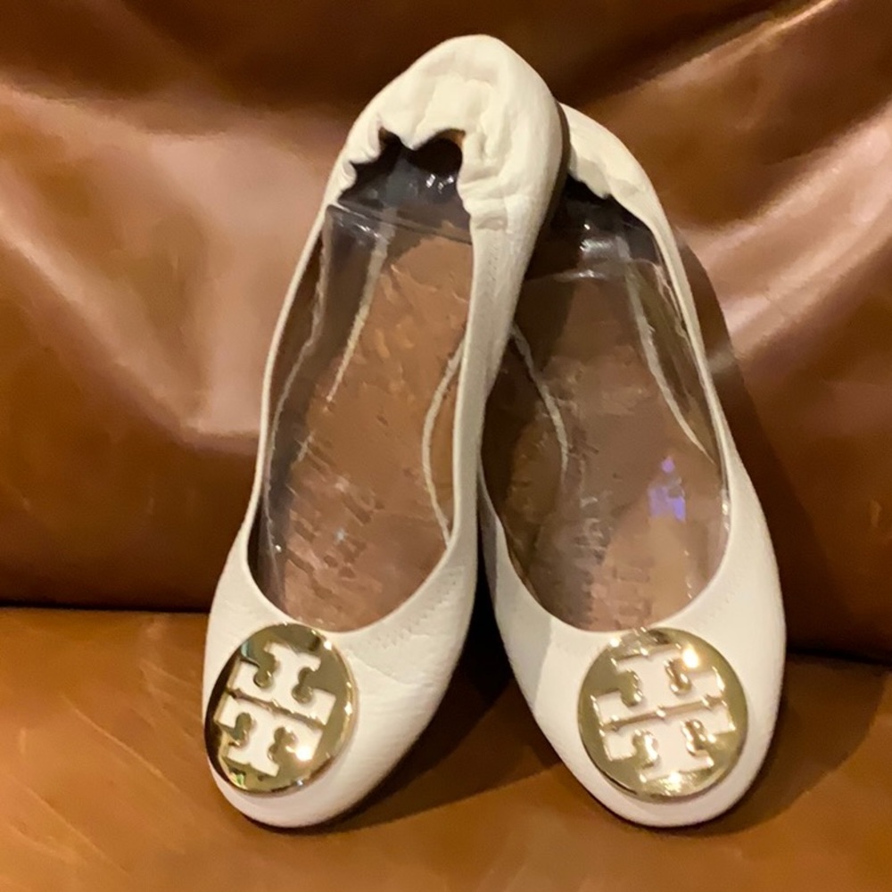 Tory Burch Reva Flats gold tone metal logo 8.5